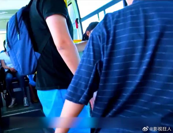 农村男孩给孕妇让座,孕妇却嫌弃座位脏,男孩的反应太解气