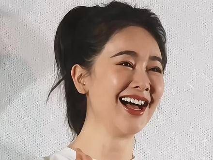 是什么样的趣事让左小青笑得那么灿烂呢?小青姐真是笑容满点啊!