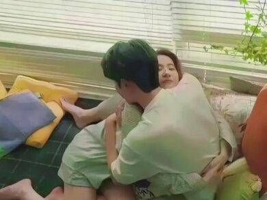 在拍摄亲密场景时,演员们为了抑制自然反应可谓竭尽所能!
