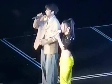 源儿与小单同台献唱「夜间游泳池」~双厨们的狂欢谁人能懂?!
