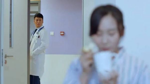 婆婆不听医生劝告给儿媳喂食,结果半夜发现儿媳倒在厕所