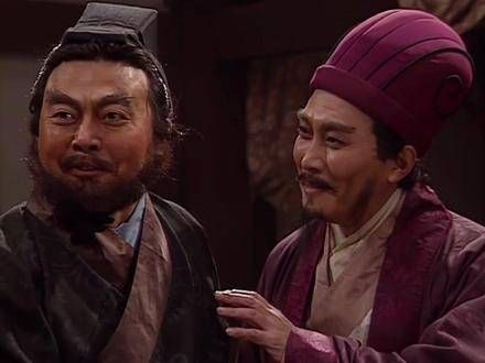 当孔明凝视夜空,眼中泛起泪光呼喊“二将军、三将军”之时…