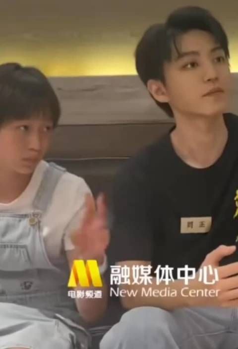 全红婵王俊凯同框拍照 全红婵:拍的好看吗? 王俊凯:你来,我拍的确实不好看