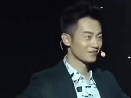突然亮相活动现场,周迅泪流满面,两人共同演绎的《红高粱》已成为不朽之作