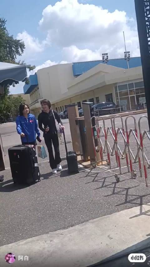 哎一股 我们奇袭组合合体了 张家齐手上拿着陈芋汐额的箱子送她回家