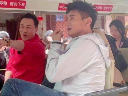 吴奇隆、林峯现身古城录制节目,粉丝们在漳州古城热情追星