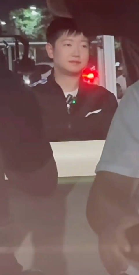 在录节目吗?领口亮亮的,眼睛也亮亮的,好喜欢…