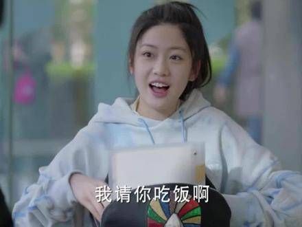 富家女在课堂上分心,腼腆的学霸悄悄相助,为了表达感激之情…