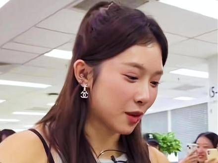 吴艳妮现身活动,现场不仅热舞还与粉丝热情互动,并教授跨栏动作!