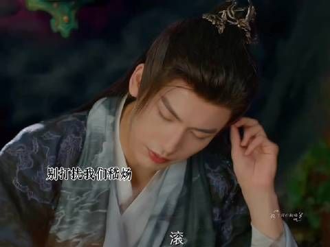 嵇炀复活后,单凭三寸不烂之舌便能轻松驾驭魔尊,言语之间直击魔尊心底