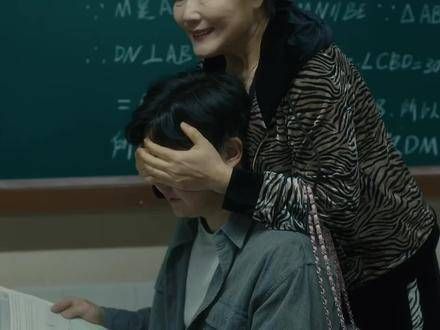 郝楠的母亲意外现身学校看望她的孩子，真是个大惊喜