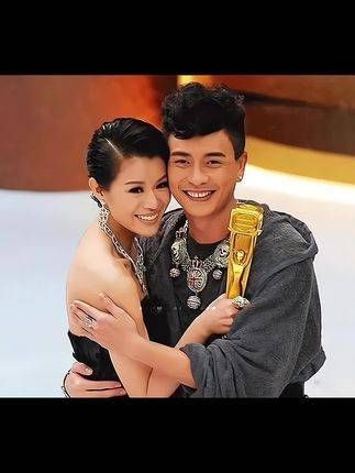 她已婚了，而他再无恋情传闻胡杏儿