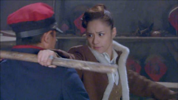 日本第一高手不过如此,功夫美女一棍子反杀!