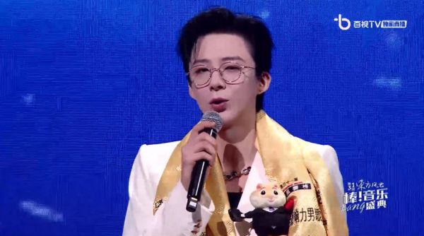 刘宇宁年度全能艺人 刘宇宁年度最具影响力男歌手恭喜收获两项大奖!
