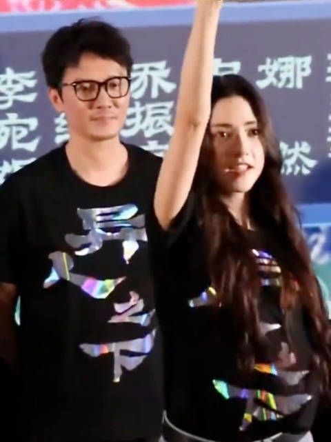 娜然穿高跟鞋表演蛇拳不要太飒,身后冯绍峰看她的眼神都拉丝了