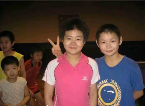孙铭阳和何卓佳,小莎莎好小好小呀,昨天看个视频,莎莎10岁就进省队…