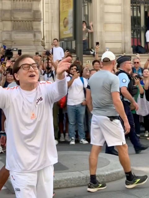 中国演员成龙担任火炬手,参与巴黎残奥会圣火传递