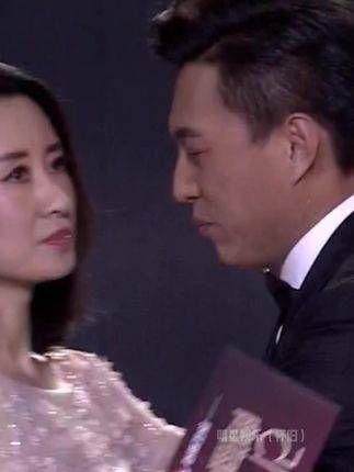 获奖后深情拥抱大姐,感谢她在剧组中的悉心指导,二弟三弟也为他感到高兴…