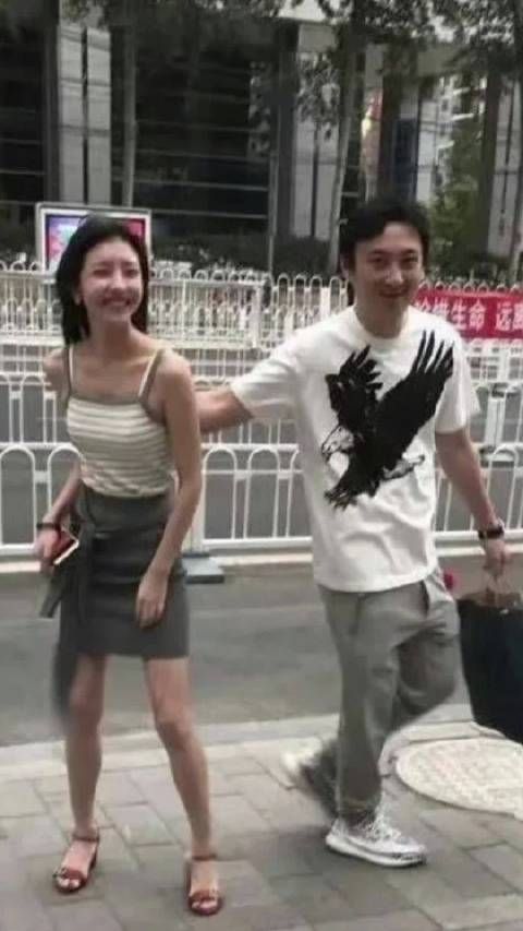 豆得儿真的是王思聪前任里的一股清流了 直播帮王思聪辟谣…