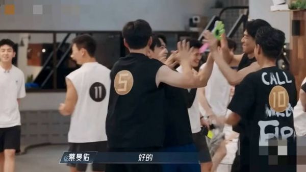 梁龙真清汤大老爷哈哈哈哈哈 看见庆怜动了,红牌红牌,两耳不闻窗外事…