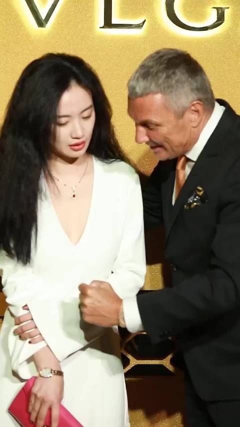 李梦出席活动被老外占便宜,这老外好像不是一次两次对内娱女星占便宜了吧!