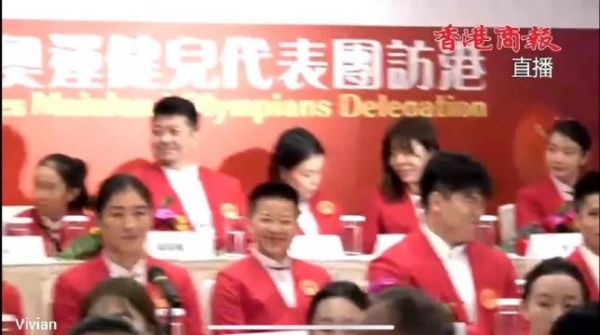 访港媒体见面会上,小胖被记者问问题,龙队和大头的反应也太好玩了