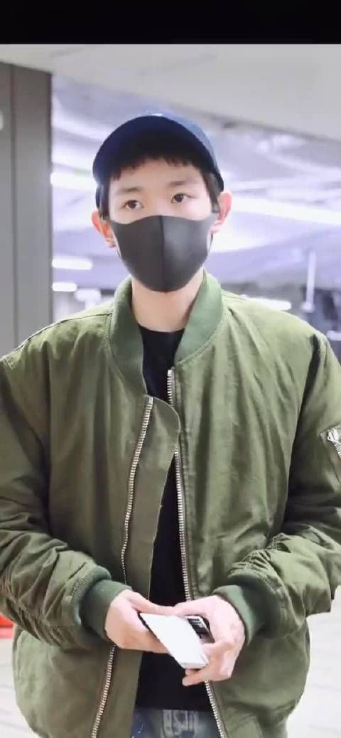 王源 右边的眉毛怎么缺了一坨,不会你要自己动手修眉毛吧?