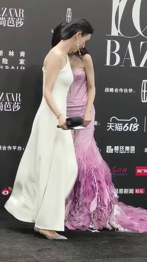 杨颖展示白皙肉腿还不够,还要转着圈的展示自己都性感肥臀,太宠粉了