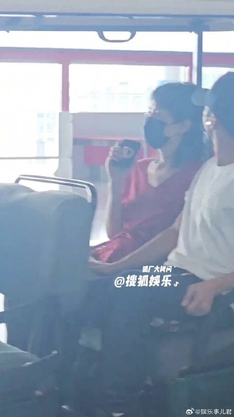 一起现身北京，谢霆锋还把手搭在王菲腿上，好幸福的俩人