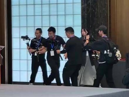 即便嫁入豪门,依旧保持着平易近人的态度,独特的气质让人舒心