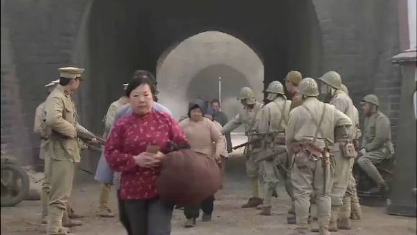 高手怀里抱着孩子过哨卡,鬼子看了都不敢拦,这操作太牛了