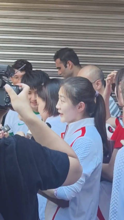 澳门路人:陈梦几靓女喔,小梦姐是我的