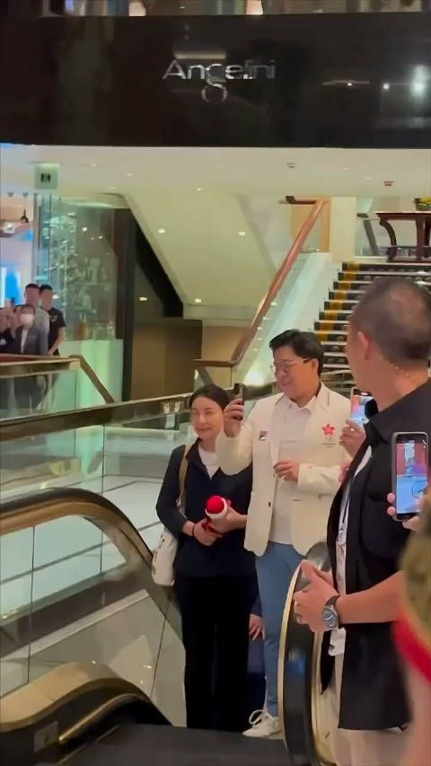 霍启刚和郭晶晶出门,霍启刚开心到哪儿手机拍摄,他们好接地气啊