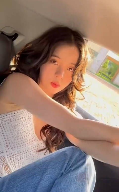 松弛感满满的娜比～ 自信大方又漂亮
