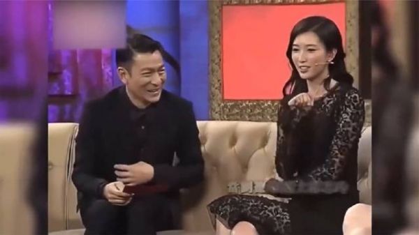 刘德华换位置时轻触了林志玲一下,志玲立刻羞红了脸,天王的魅力真是无法抵挡