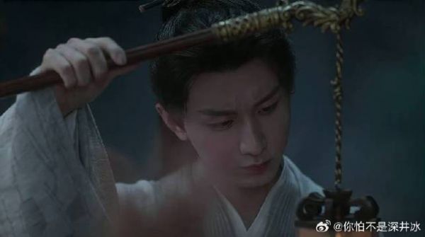 极乐塔在皇宫消失,李莲花一看手上的灯笼,立马明白玄机