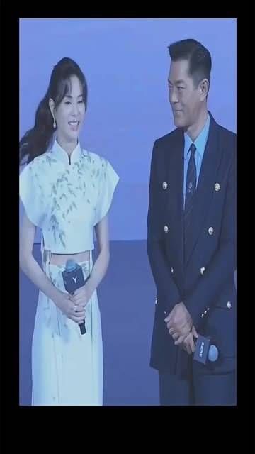 在活动中同框出现,两人牵手离场时全场沸腾,29年过去了…