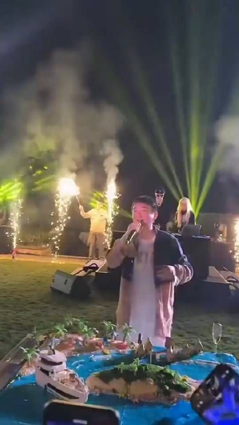 王思聪赔了夫人又折兵,给三百万仍停不下,黄一鸣晒婚纱照野心大