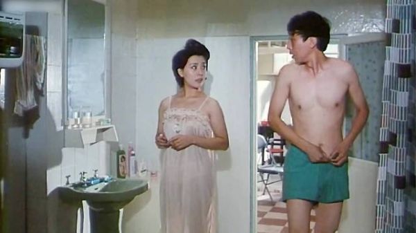 冯巩早期作品，看他如何将两个漂亮的女人迷得晕头转向