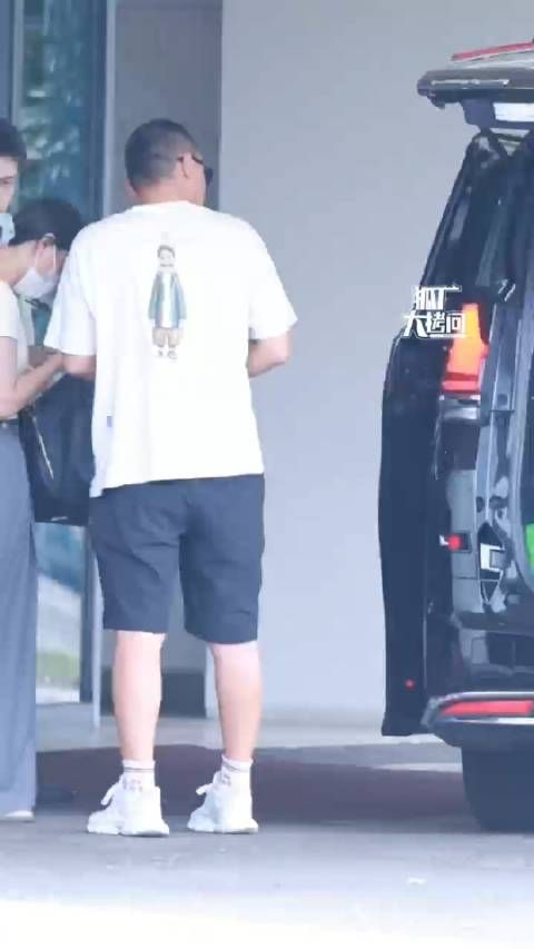 上海机场偶遇赵丽颖!姐姐的早秋穿搭看着好暖和!祝接下来事业顺利!