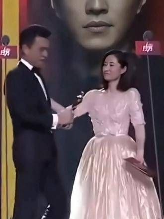 同框亮相活动,姐弟情深,靳东的表情里满是宠爱?