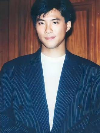他曾是TVB炙手可热的小生,与邱淑贞、刘美娟相恋,可惜未能携手一生
