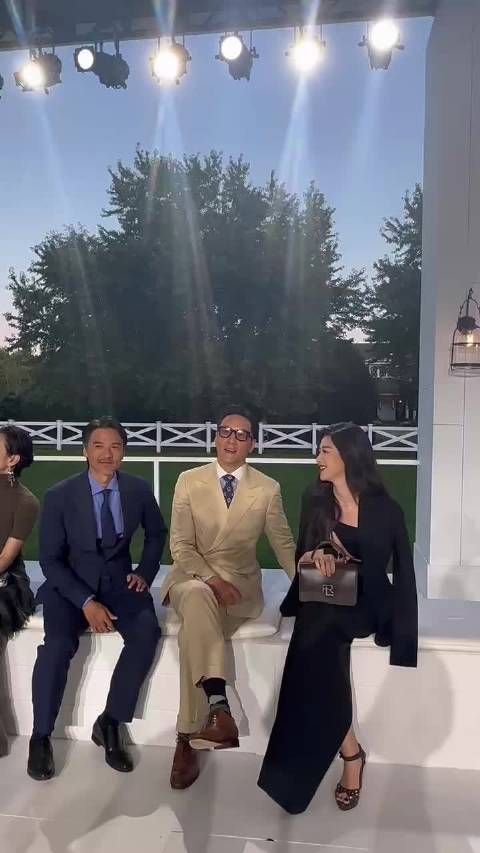 朱珠纽约看秀的造型太好看了吧,干练的西装黑裙子真的是太漂亮了