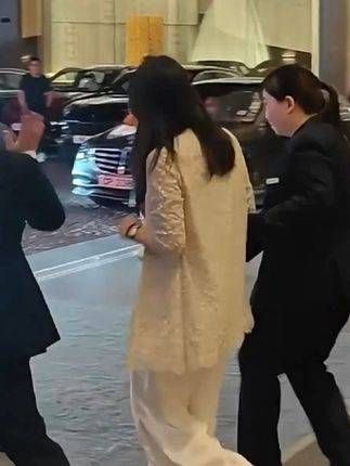最低调亲民的豪门夫妇,两人常年热心于公益慈善事业…