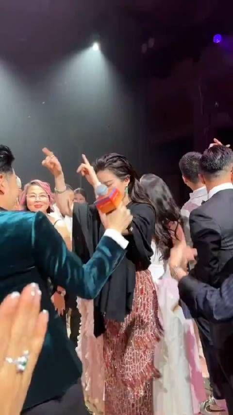 刘亦菲 宝格丽晚宴玩嗨了,随着音乐翩翩起舞,这松弛感绝了,神仙姐姐好美啊