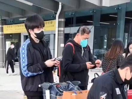 大胖弄坏了大头的箱子,从路人的角度看