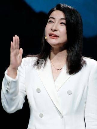 白色西装亮相，42岁的她状态如何？ 郭晶晶