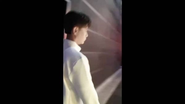 @李克勤 录制你好星期六 候场时,拿着羽毛球拍模仿@雅_MIYAVI 弹吉他…