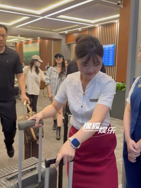 刘亦菲现身高铁站回北京,工作人员都是止不住的笑