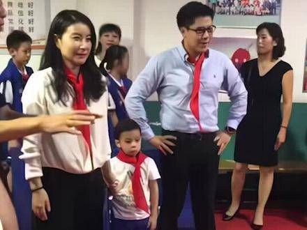 带儿子回到老家母校参观,没有保安和大排场,成名后始终牵挂养育她的故土…